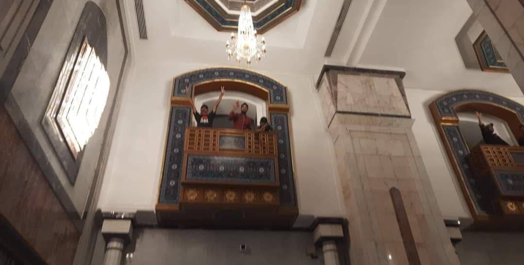 دخل المتظاهرون إلى القصر الحكومي